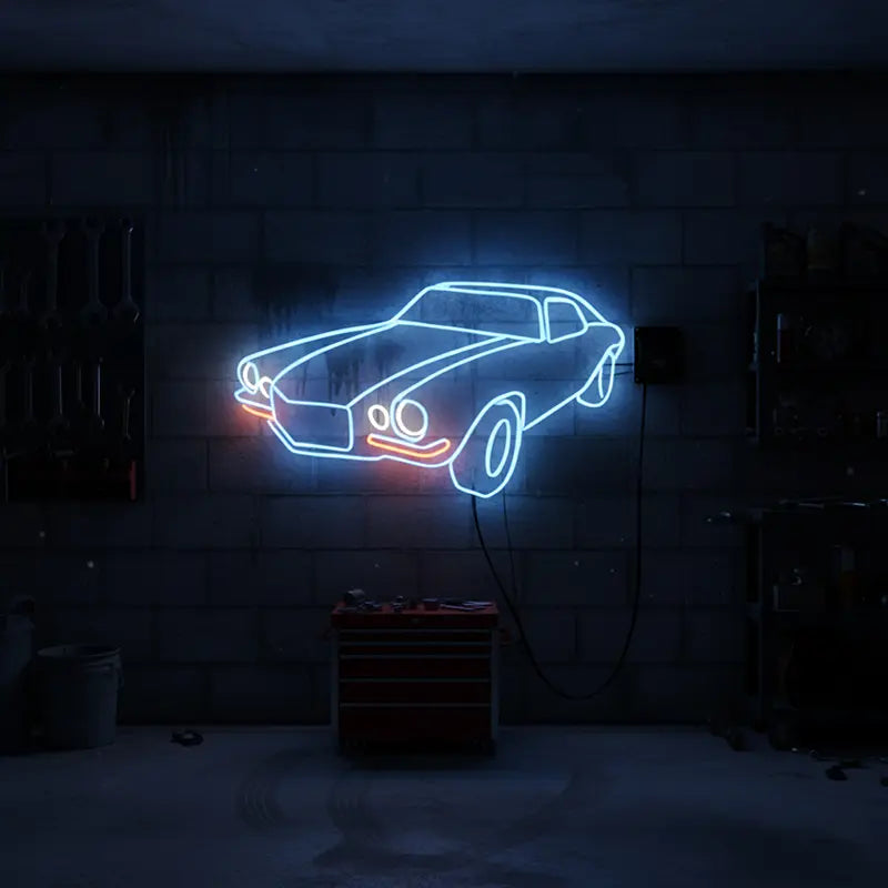 Detailaufnahme eines Custom-Neonschilds in Form eines Oldtimer-Coupés, das in einer dunklen Umgebung hell strahlt