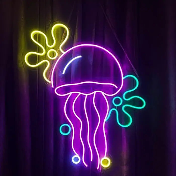 Qualle mit Blumenwolken Neon LED Schild in der Farbversion Lila vor dunklem Vorhang, mit gelber und türkiser Blumenwolke