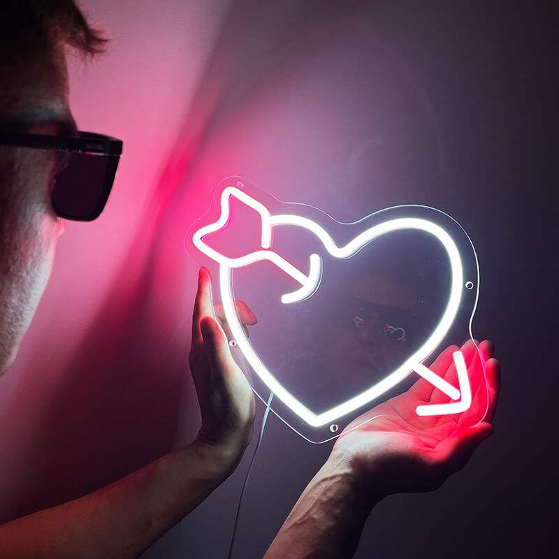 Herz mit Pfeil Neon LED Schild beleuchtet in Rot – Valentinstag Statement Deko