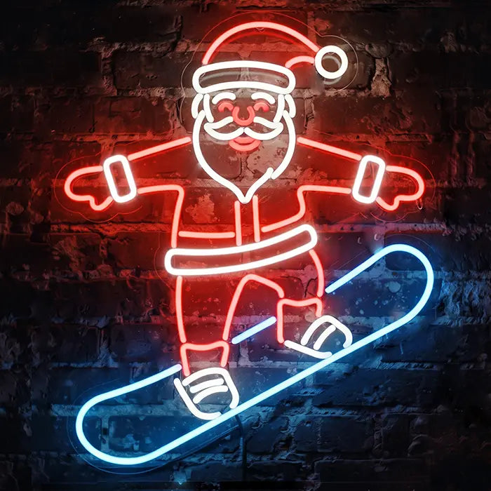Weihnachtsmann mit Snowboard Neon LED Schild Frontansicht an dunkler Backsteinwand, roter Anzug mit weißem Saum und eisblaues Snowboard