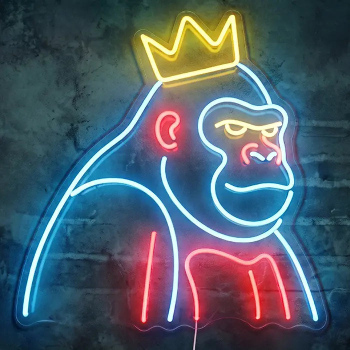 THE BOSS Neon LED Schild frontal vor dunkler Wand: Gorilla im Halbprofil in Blau und Rot mit gelber Krone