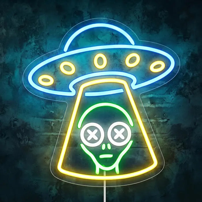 UFO Alien Entführung Neon LED Schild frontal an dunkler Wand, blaues UFO beamt grünes Alien mit X-Augen hoch
