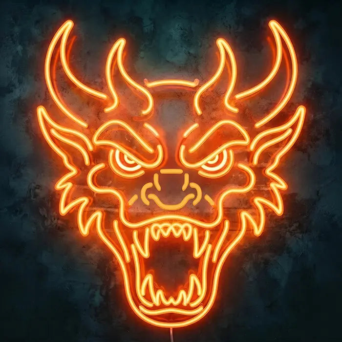 Goldener Drache Neon LED Schild Frontansicht an dunkler Wand, Drachenkopf mit Hörnern und aufgerissenem Maul in Goldorange