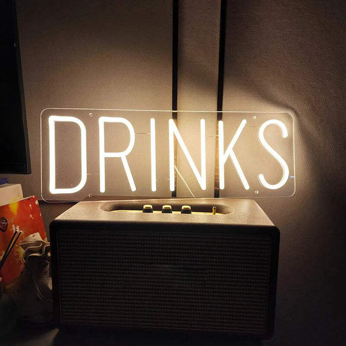 Drinks Neon LED Schild in Weiß, Schriftzug DRINKS auf transparenter Acrylplatte, an der Wand leuchtend