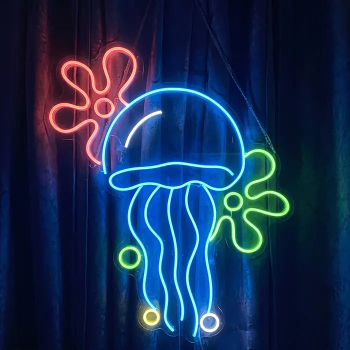 Qualle mit Blumenwolken Neon LED Schild in der Farbversion Blau vor dunklem Vorhang, mit roter und grüner Blumenwolke