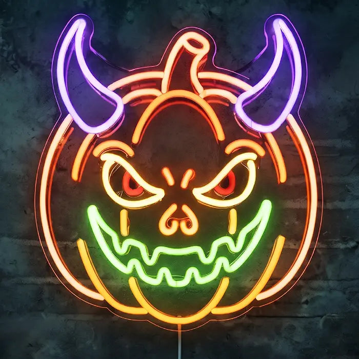 Monster Kürbis Neon LED Schild, freigestellt vor einfarbigem Hintergrund