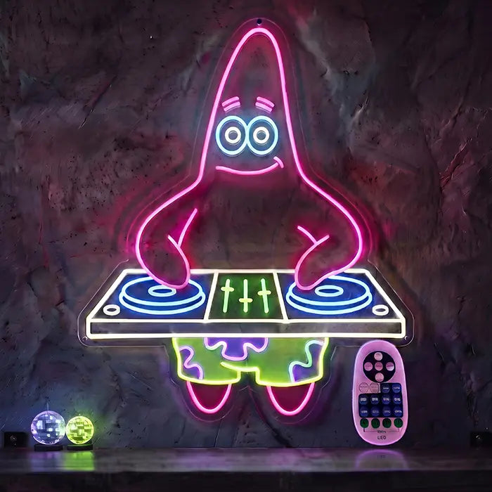 Patrick DJ Neon LED Schild an einer rauen Steinwand, daneben zwei Discokugeln und die Dimmer-Fernbedienung
