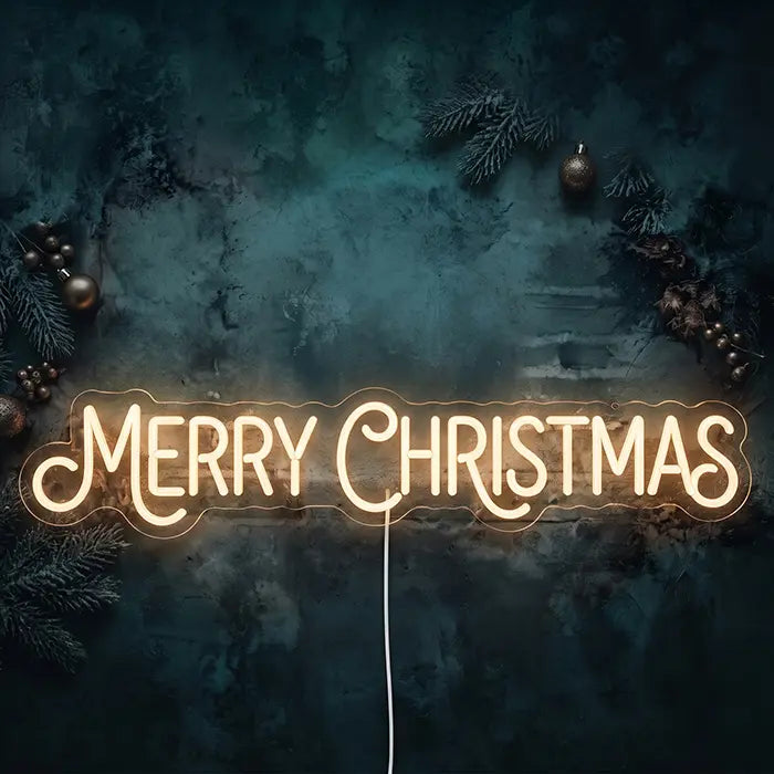 Merry Christmas Neon LED Schild frontal vor dunkler Wand mit Tannenzweigen, warmweiß leuchtender Schriftzug