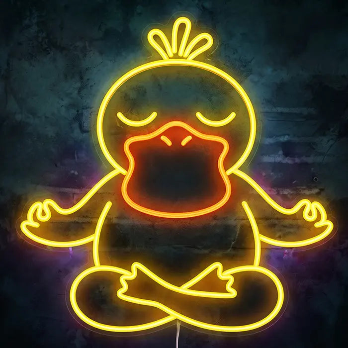 Pokémon Enton in Meditation Set Neon LED Schild, Design Good Vibes Enton: Frontansicht an dunkler Wand, gelber Enton im Schneidersitz mit orangem Schnabel