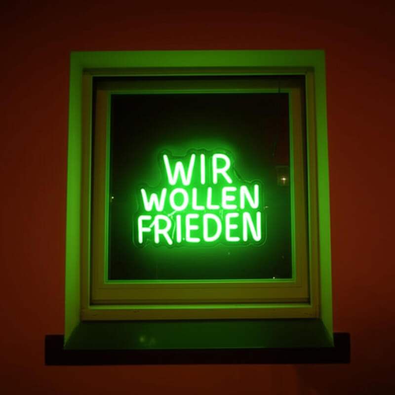 Wir Wollen Frieden Leuchtschild – Solidaritäts-Deko für Schule und Uni