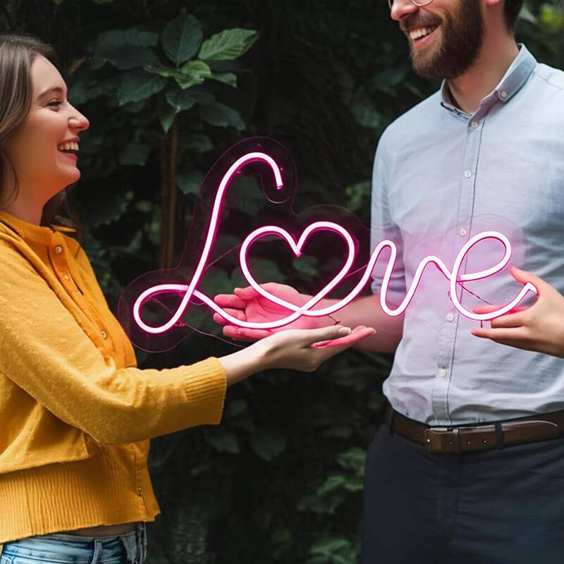 Pink Love LED Leuchtschild beleuchtet – Liebesbekenntnis als Wanddeko