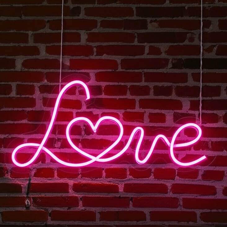 Pink Love LED Schriftzug – verspielte Deko fürs Mädchenzimmer