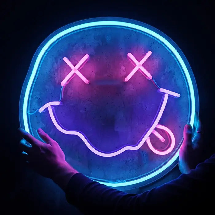 Smiley Neon LED Schild mit beiden Händen gehalten, Größenvergleich zu erwachsenen Händen