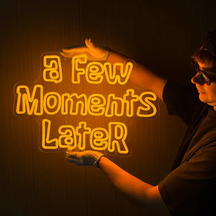 Moments Later Neon LED Schild – Dimmbar mit Fernbedienung | SpongeBob Wanddeko