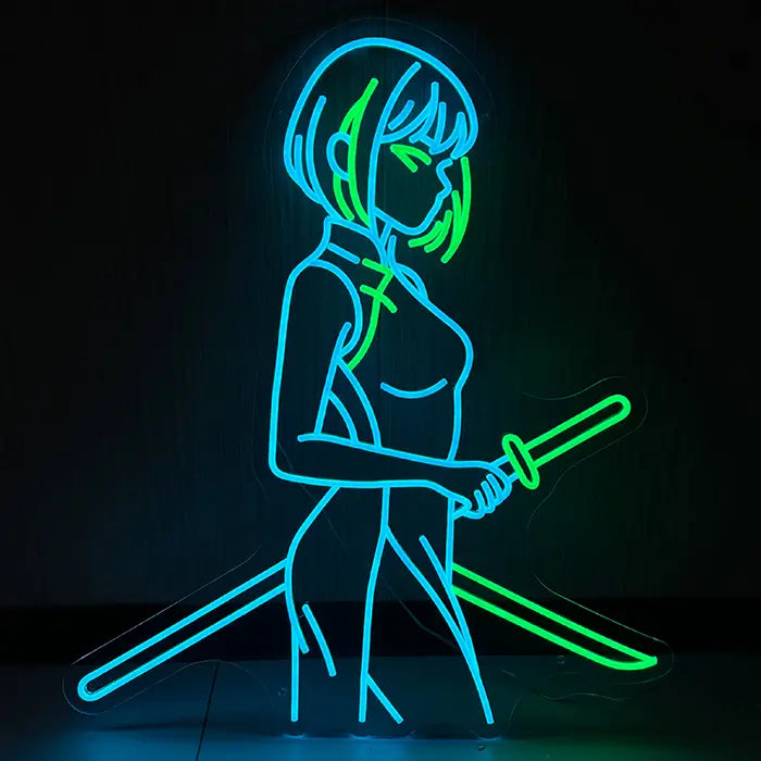 Anime Samurai Girl Neon LED Schild leuchtet blau-grün an einer dunklen Wand, Figur im Profil mit Katana