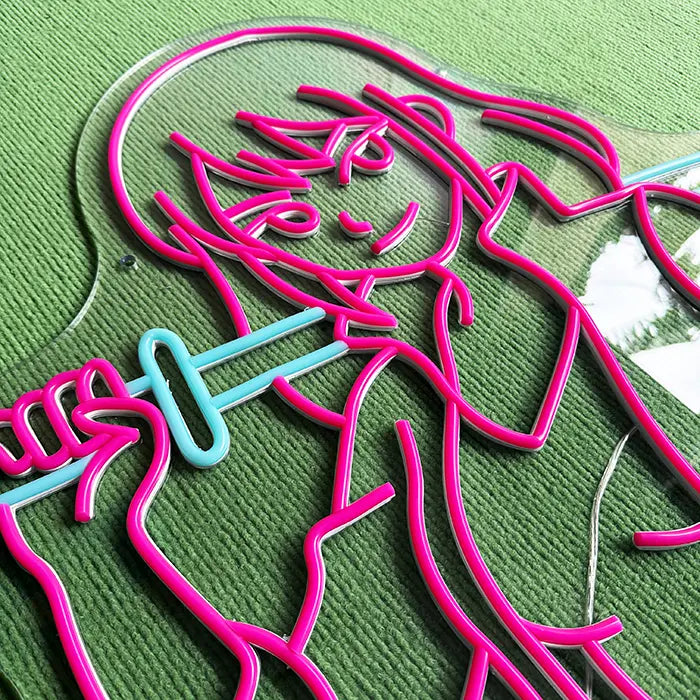 Sekira V Miaukuza Neon LED Schild in Nahaufnahme ohne Strom, Neonschläuche und Acrylplatte gut sichtbar