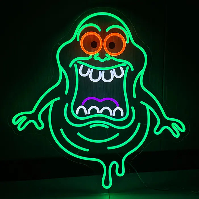 Ghostbusters Slimer Neon LED Schild leuchtet grün an dunkler Wand, orange Augenringe und weit offener Mund mit weißen Zähnen