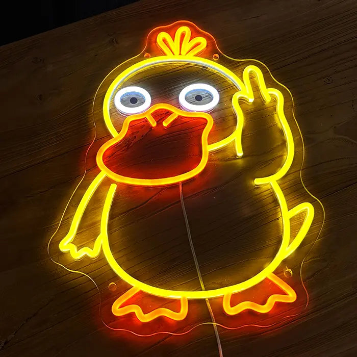 Pokémon Enton Mittelfinger Neon LED Schild an einer Holzwand, warmes Leuchten auf dem Holz