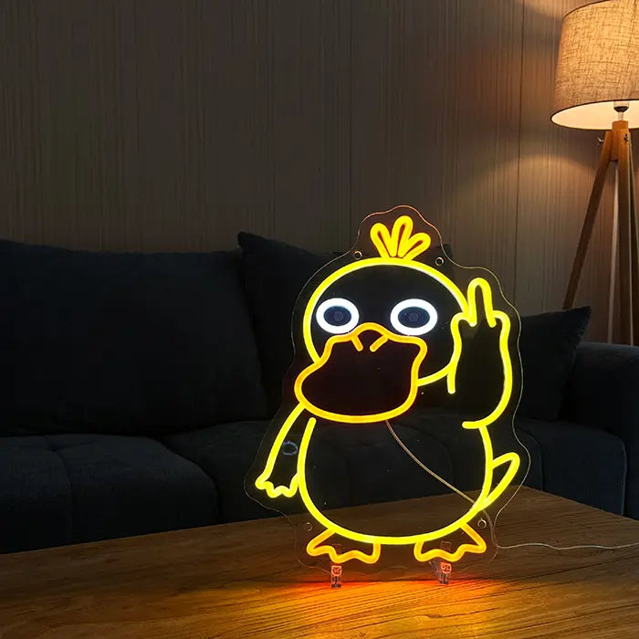Pokémon Enton Mittelfinger Neon LED Schild auf einem Holztisch stehend, dahinter Sofa und Stehlampe