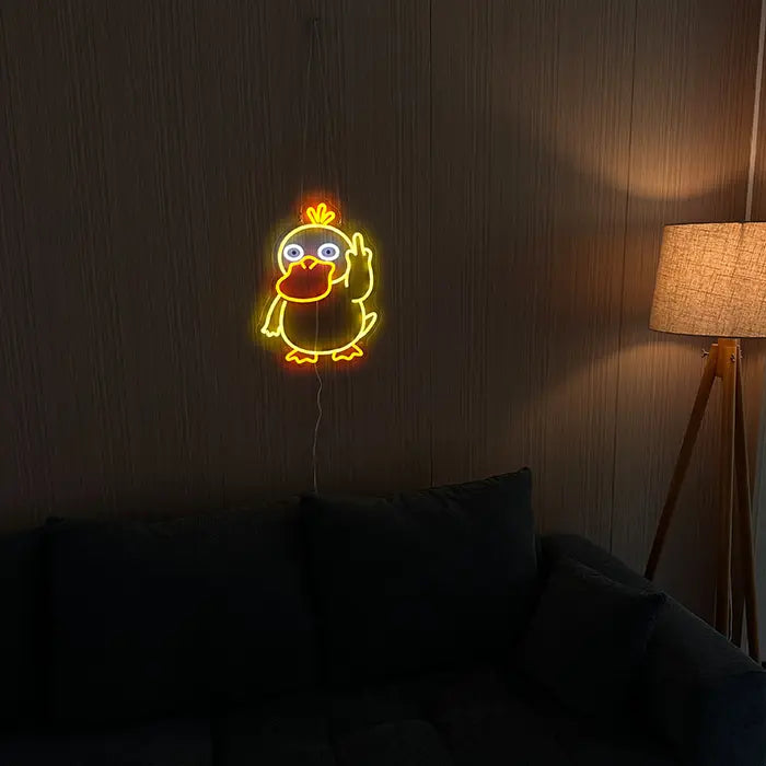 Pokémon Enton Mittelfinger Neon LED Schild an dunkler Wand über einem Sofa, daneben eine Stehlampe