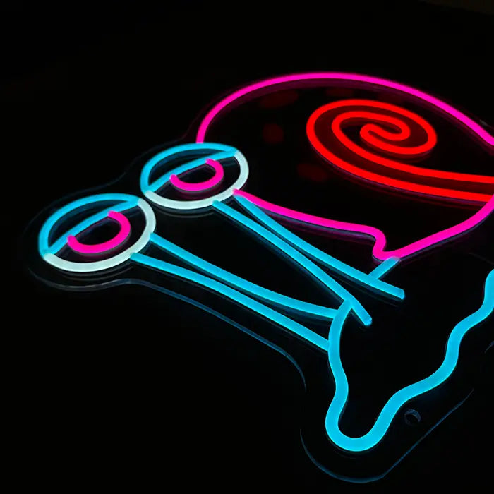 Gary Schnecke Neon LED Schild seitlich fotografiert, die Augenstiele stehen vor der Acrylplatte