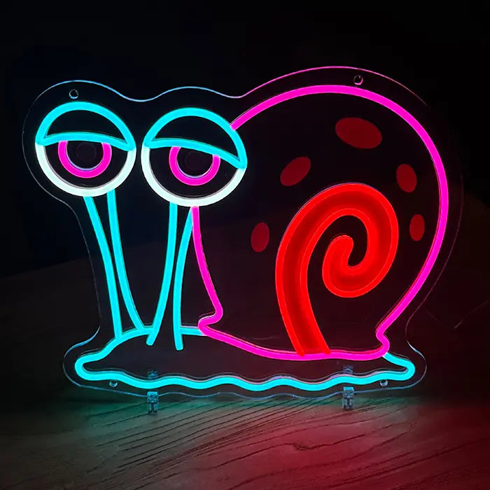 Gary Schnecke Neon LED Schild auf einem Holzboden stehend, komplette Kontur leuchtet