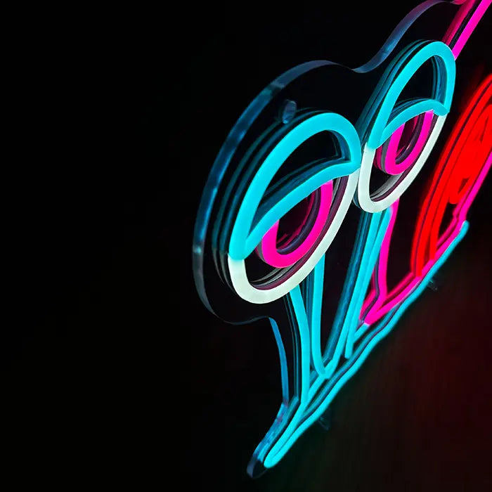 Gary Schnecke Neon LED Schild in Nahaufnahme, die beiden Augen aus Neonschlauch von der Seite