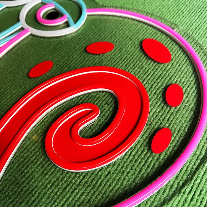 Gary Schnecke Neon LED Schild ausgeschaltet in Makroaufnahme, Spirale und Punkte auf dem Haus
