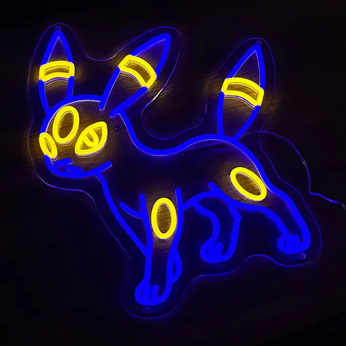 Pokémon Nachtara Neon LED Schild schräg fotografiert, gelbe Ringe an Stirn, Ohren und Beinen leuchten