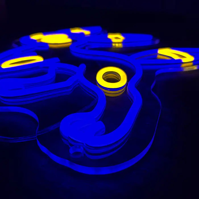 Pokémon Nachtara Neon LED Schild schräg von unten fotografiert, blaue Kontur mit gelben Ringen