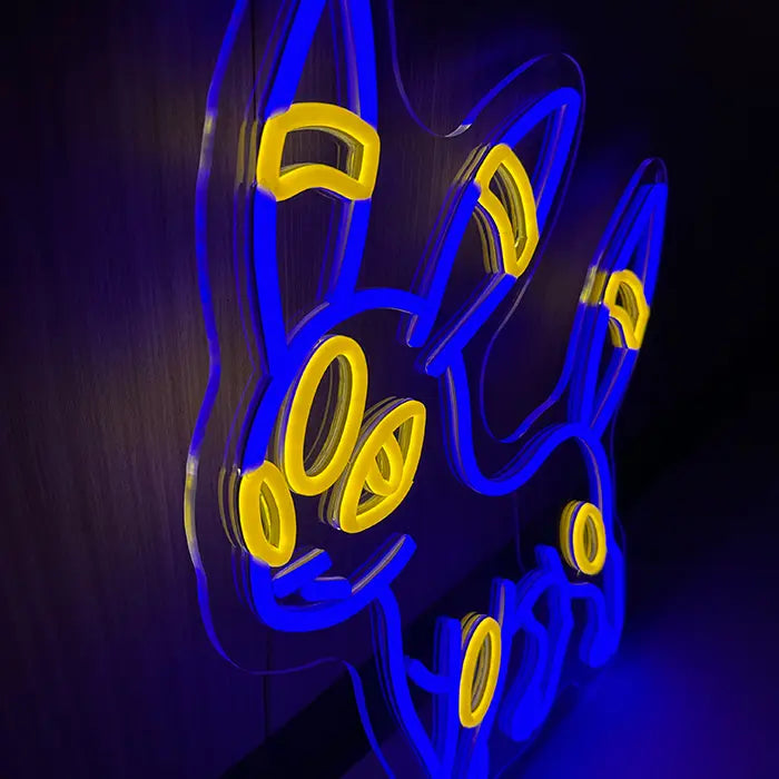 Pokémon Nachtara Neon LED Schild in Nahaufnahme, Kopf mit Stirnring und Ohrringen aus Neonschlauch