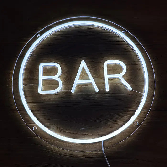 BAR Neon LED Schild frontal an dunkler Holzwand, weiß leuchtender Schriftzug im geschlossenen Neonkreis