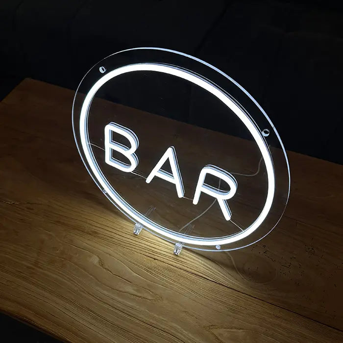 BAR Neon LED Schild schräg auf einem Holztisch stehend, klare Acrylplatte und Standfüße sichtbar