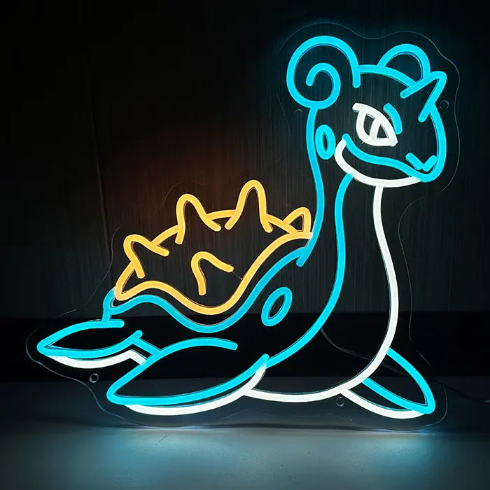 Pokémon Lapras Neon LED Schild frontal an dunkler Wand, türkiser Körper mit gelbem Zackenpanzer