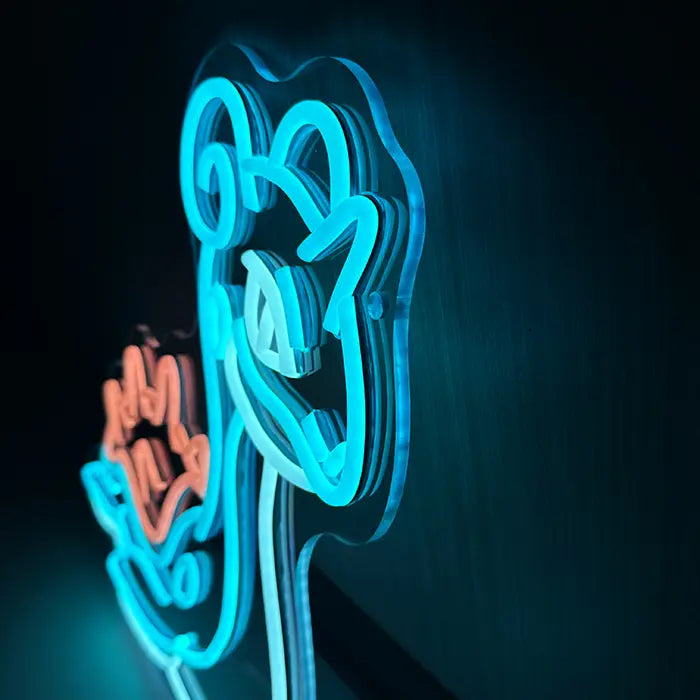 Pokémon Lapras Neon LED Schild seitlich an der Wand fotografiert, Kopf und Acrylkante aus der Nähe