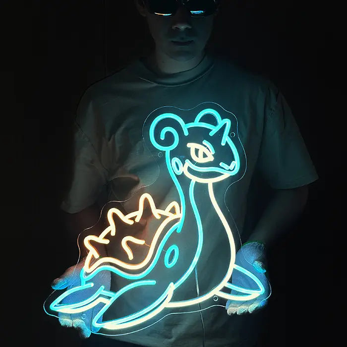 Pokémon Lapras Neon LED Schild wird mit Handschuhen vor den Körper gehalten