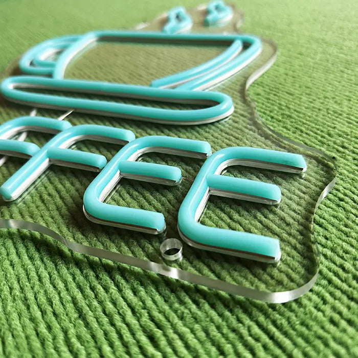 Coffee Tasse Neon LED Schild ausgeschaltet in Makroaufnahme, Buchstaben und Acrylkante