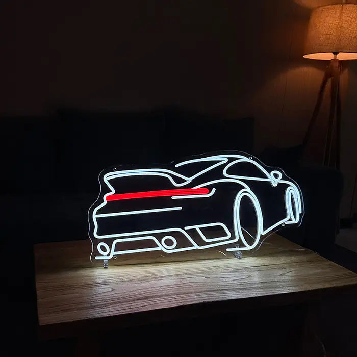 GT-Sportwagen Neon LED Schild auf Standfüßen auf einem Holztisch, dahinter eine Stehlampe