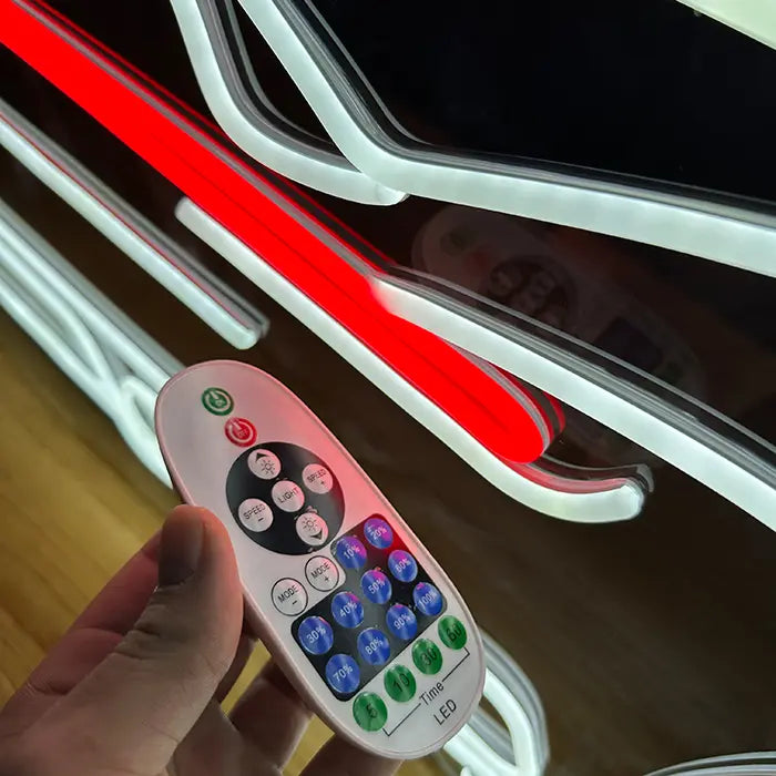 GT-Sportwagen Neon LED Schild aus der Nähe mit Fernbedienung in der Hand vor dem Leuchtband