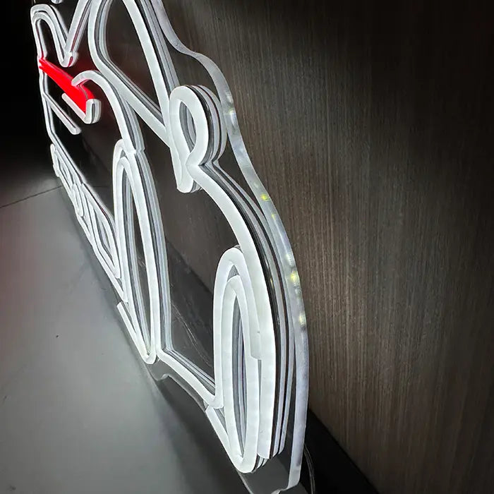 GT-Sportwagen Neon LED Schild seitlich an der Wand fotografiert, Acrylkante folgt der Kontur