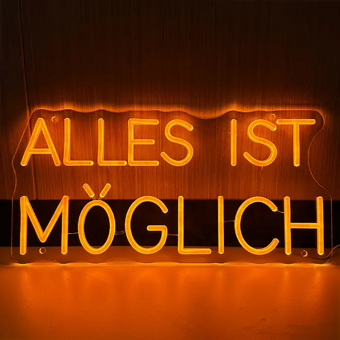 Alles Ist Möglich Neon LED Schild frontal an dunkler Holzwand, zweizeiliger Schriftzug in warmem Orange