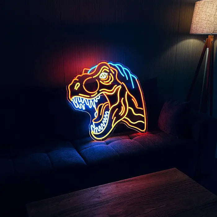 T-Rex Dino Neon LED Schild auf einem dunklen Sofa aufgestellt, daneben eine Stehlampe