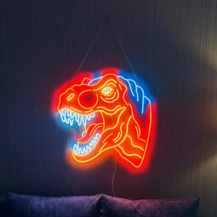T-Rex Dino Neon LED Schild an Ketten über einem Sofa aufgehängt, blauer Rückenkamm leuchtet