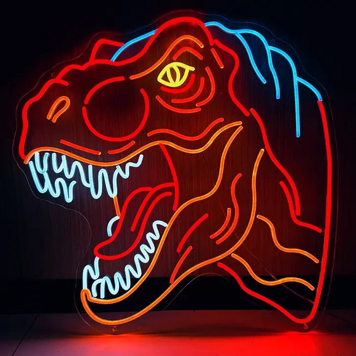 T-Rex Dino Neon LED Schild frontal an dunkler Wand, brüllender Dinokopf in Rot und Orange mit weißen Zähnen