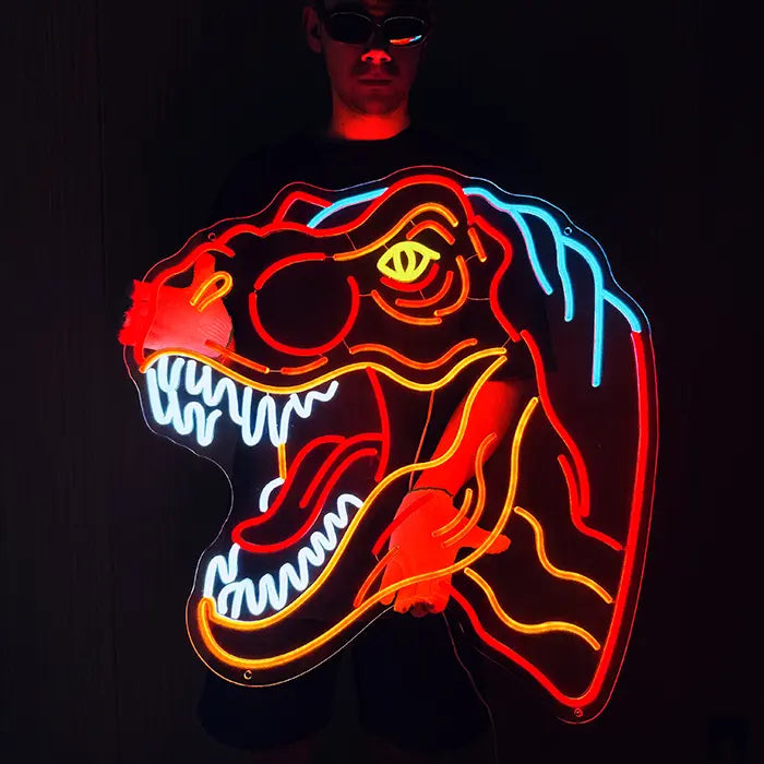 T-Rex Dino Neon LED Schild wird mit beiden Händen vor den Körper gehalten