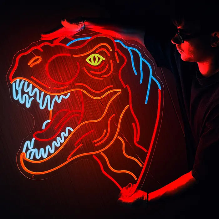 T-Rex Dino Neon LED Schild wird mit Handschuhen an eine dunkle Wand gehalten