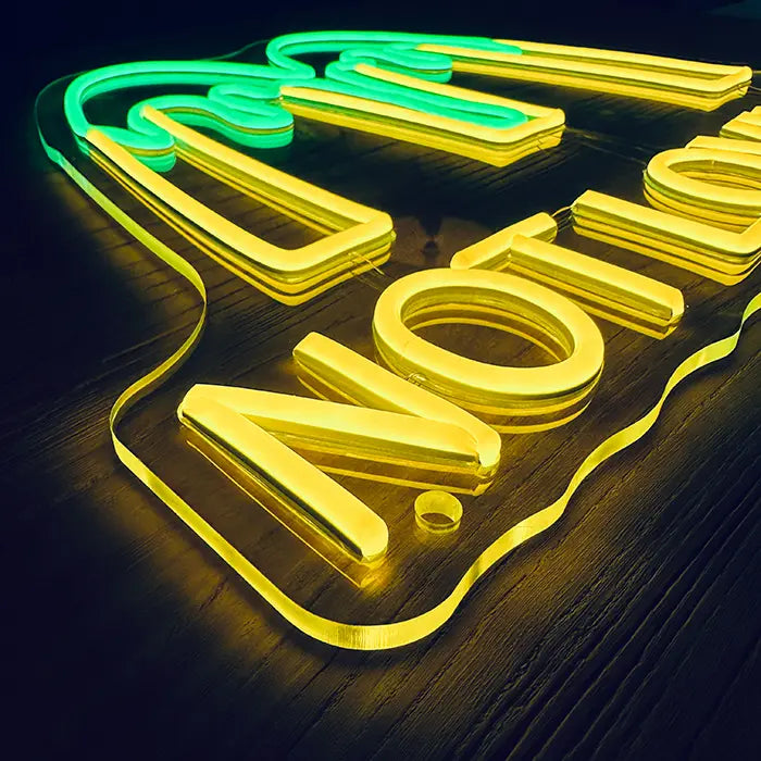 McDonald's Not Lovin' It Neon LED Schild schräg in Nahaufnahme, gelbe Buchstaben plastisch auf klarem Acryl