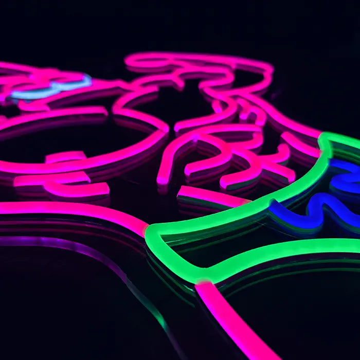 Patrick Bodybuilder Neon LED Schild schräg in Nahaufnahme, Bauchmuskeln und Badehose auf Acryl