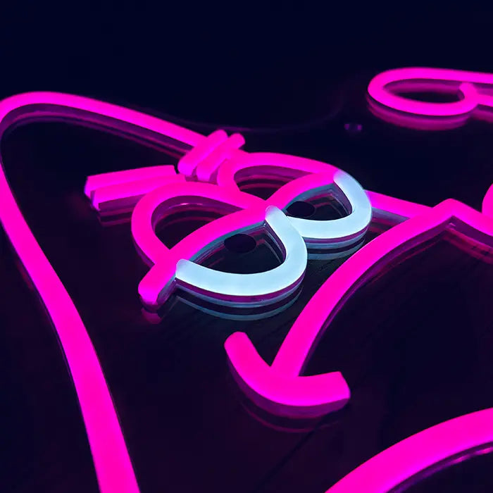 Patrick Bodybuilder Neon LED Schild in Nahaufnahme, grimmige Augen und Augenbrauen im Detail