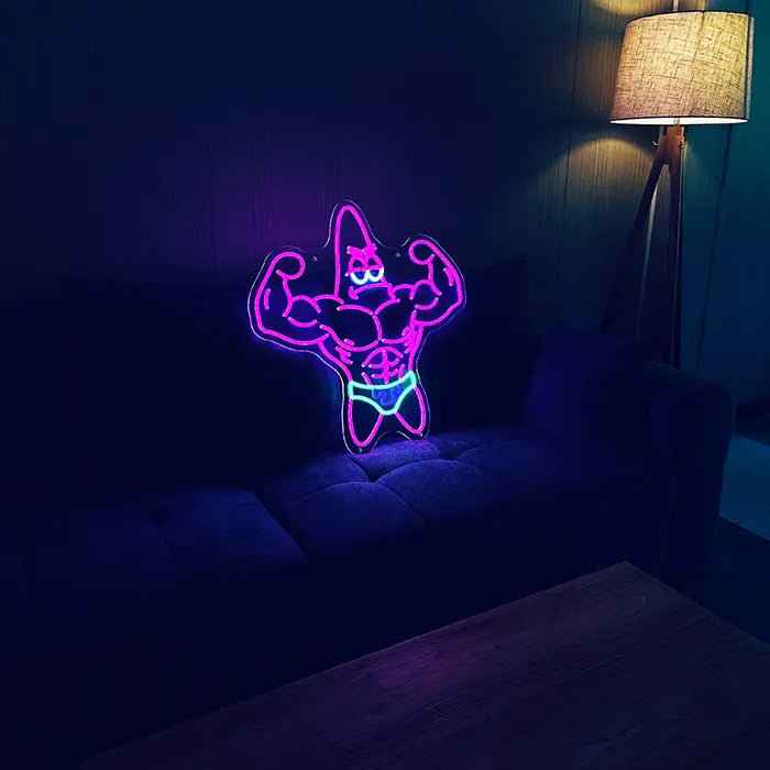 Patrick Bodybuilder Neon LED Schild auf einem dunklen Sofa aufgestellt, daneben eine Stehlampe